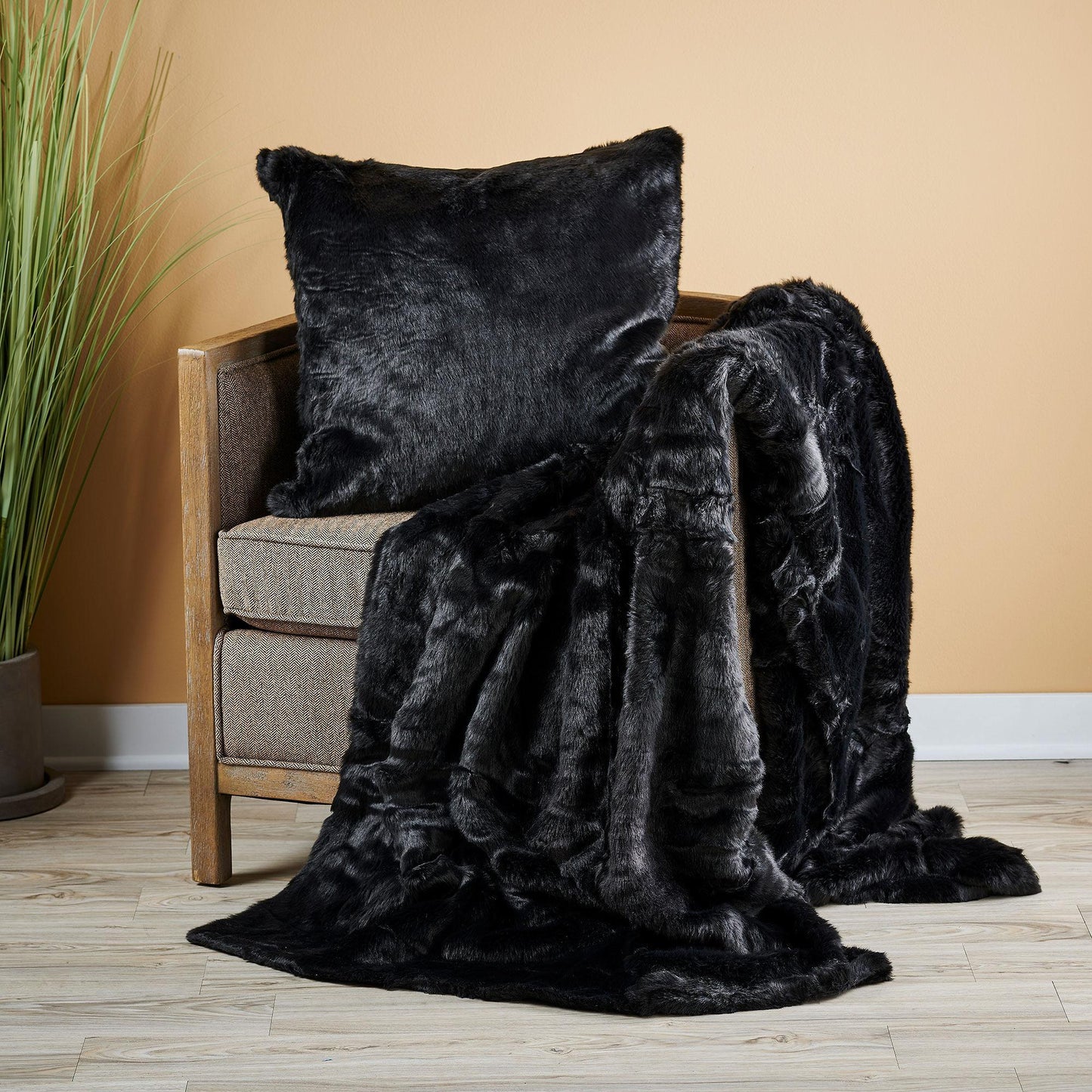 Black Bear Throw Blanket - Wild Wings