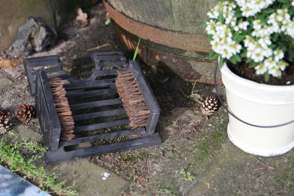 Boot Pull / Scraper/ Brush - Cast Iron (Black)